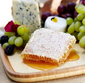 honing met kaas op plank